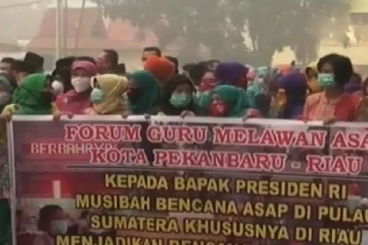 Muak dengan Kabut Asap, Ribuan Guru Pekanbaru Berunjuk Rasa
