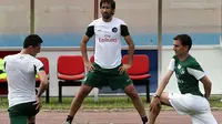 Raul Gonzales melakukan pemanasan sebelum laga persahabatan New York Cosmos melawan timnas Kuba. n(EPA/Alejandro Ernesto)