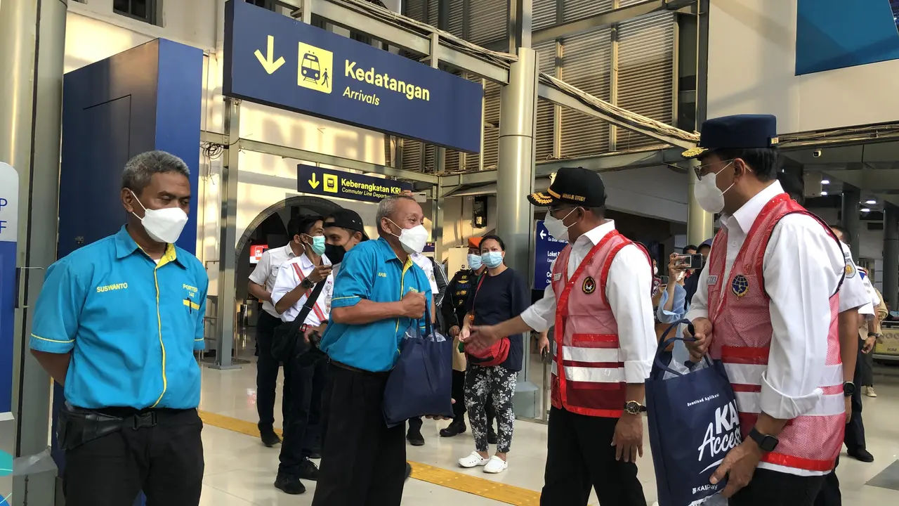 Menteri Perhubungan Budi Karya Sumadi bersama Menteri Koordinator Bidang Pembangunan Manusia dan Kebudayaan Muhadjir Effendy meninjau Stasiun Senen, Jakarta dalam rangka pengecekan angkutan persiapan Lebaran 2022, Kamis (7/4/2022).