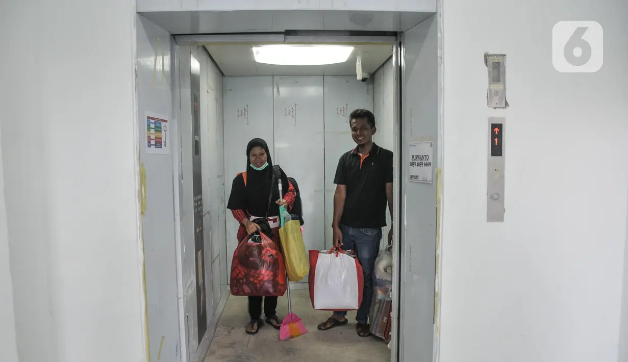 Warga korban kebakaran Pasar Gembrong RW 001 mulai menempati Rumah Susun (Rusun) Cipinang Besar Utara, Jakarta Timur, Senin (23/5/2022). Sebanyak 500 jiwa dari 110 keluarga yang merupakan korban kebakaran Pasar Gembrong pada Minggu, 24 April 2022 malam lalu mulai direlokasi ke Rusun Cipinang Besar Utara. (merdeka.com/Iqbal S Nugroho)