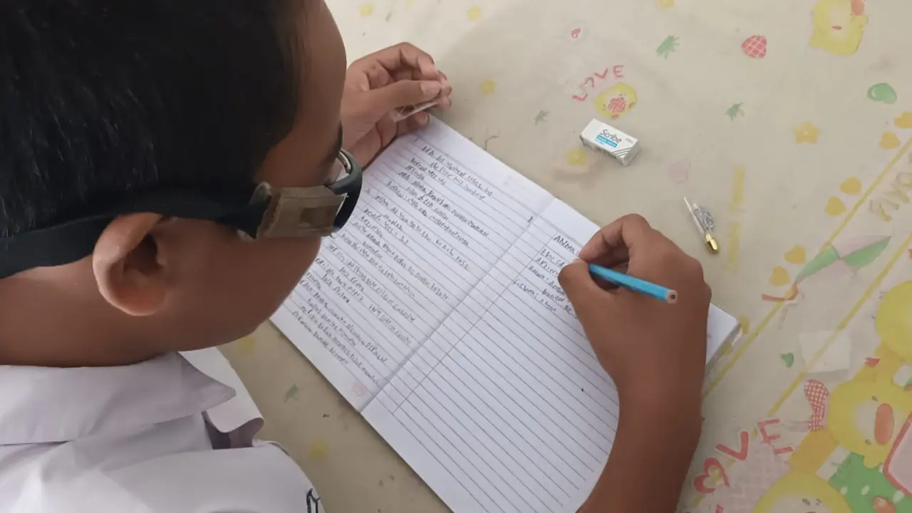 Evin (11), siswa di Depok yang mengalami mata minus