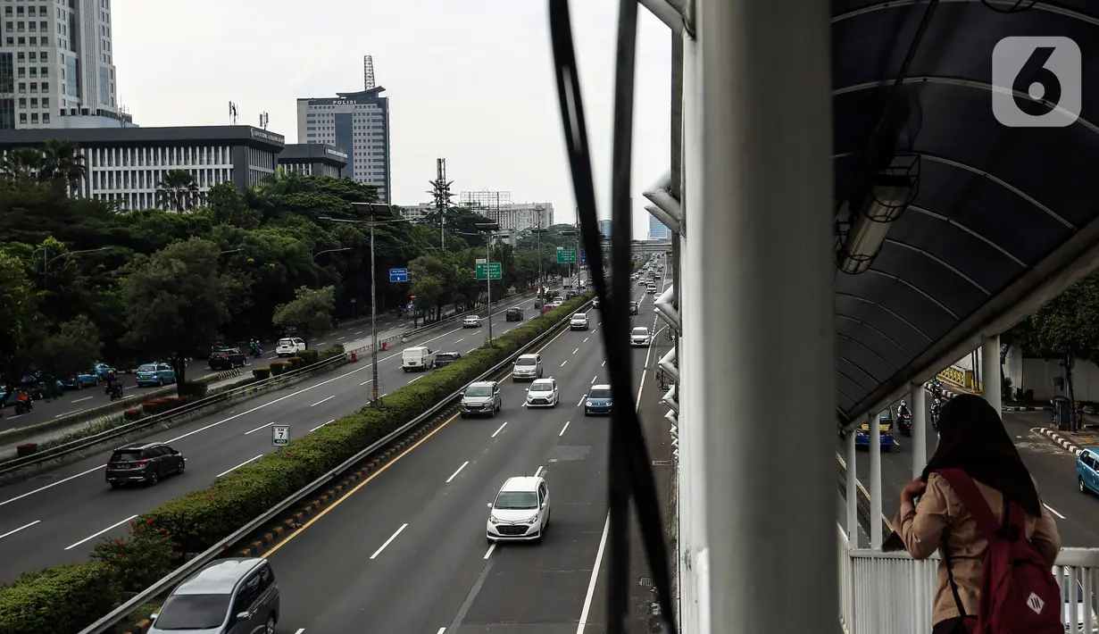 Sejumlah kendaraan melintasi jalan tol dalam kota di Jakarta, Rabu (9/2/2022). PT Jasa Marga berencana menaikkan tarif tol dalam kota pada ruas Tol Cawang-Tomang-Pluit dan Cawang-Tanjung Priok-Ancol Timur-Jembatan Tiga/Pluit sebesar Rp500. (Liputan6.com/Johan Tallo)