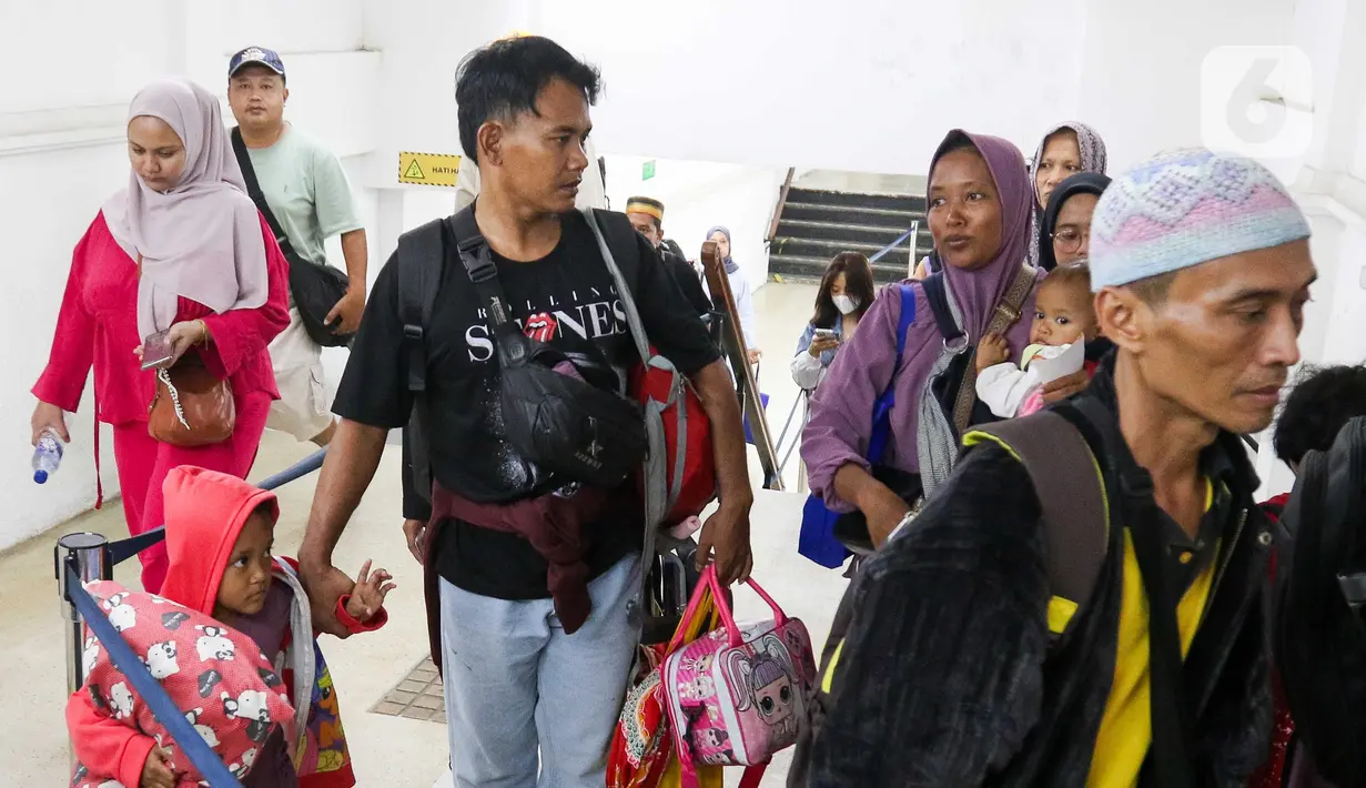 PT Kereta Api Indonesia (KAI) Daerah Operasi (Daop) 1 Jakarta juga mencatat tingkat okupansi sebesar 68 persen dari total kapasitas 1.034.978 tempat duduk yang tersedia untuk keberangkatan dari wilayah Jakarta. (Liputan6.com/Herman Zakharia)