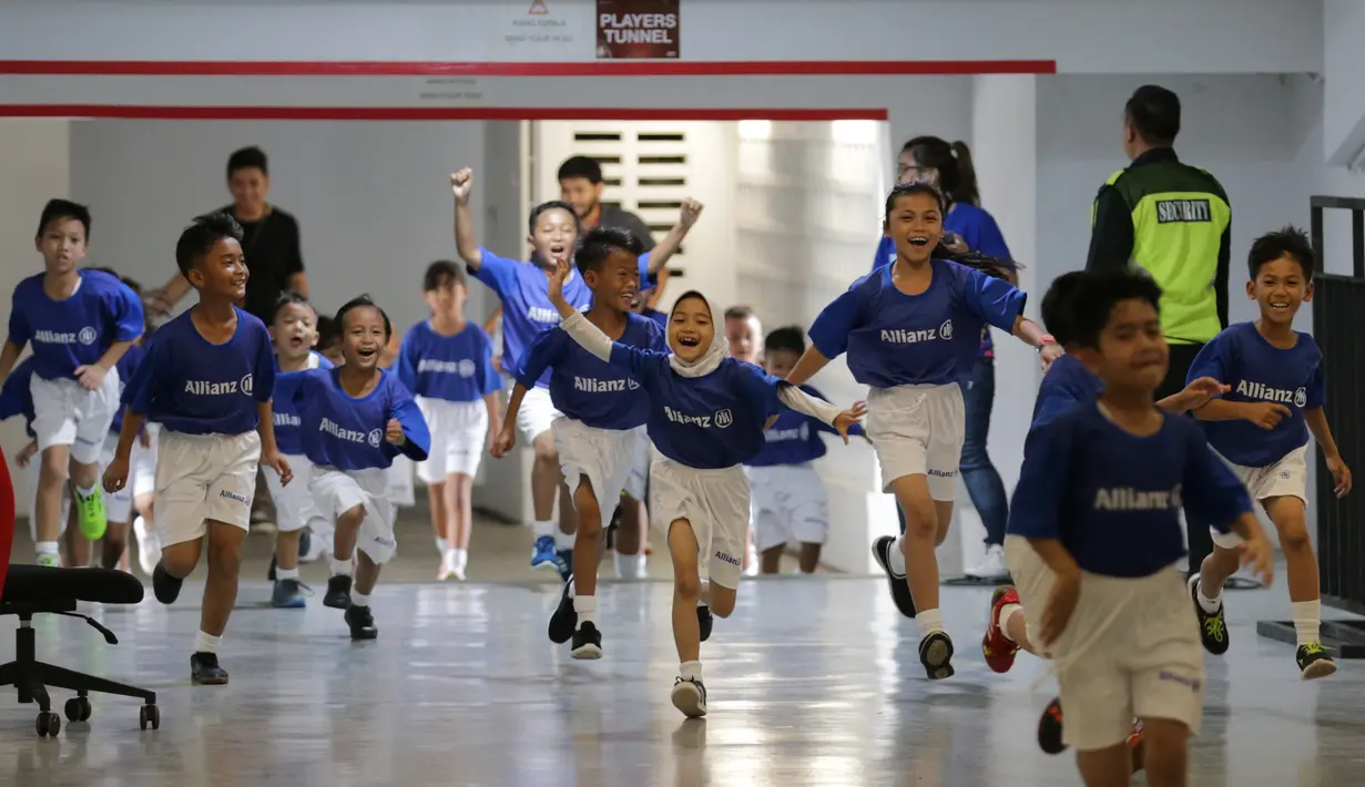 Putra putri dari anggota The Jakmania berlari saat menjadi Player Escort Kids pada laga Piala AFC 2019 antara Persija Jakarta melawan Ceres Negros di SUGBK, Jakarta, Selasa (23/4). Kesempatan ini diberikan oleh Allianz. (Bola.com/Peksi Cahyo)