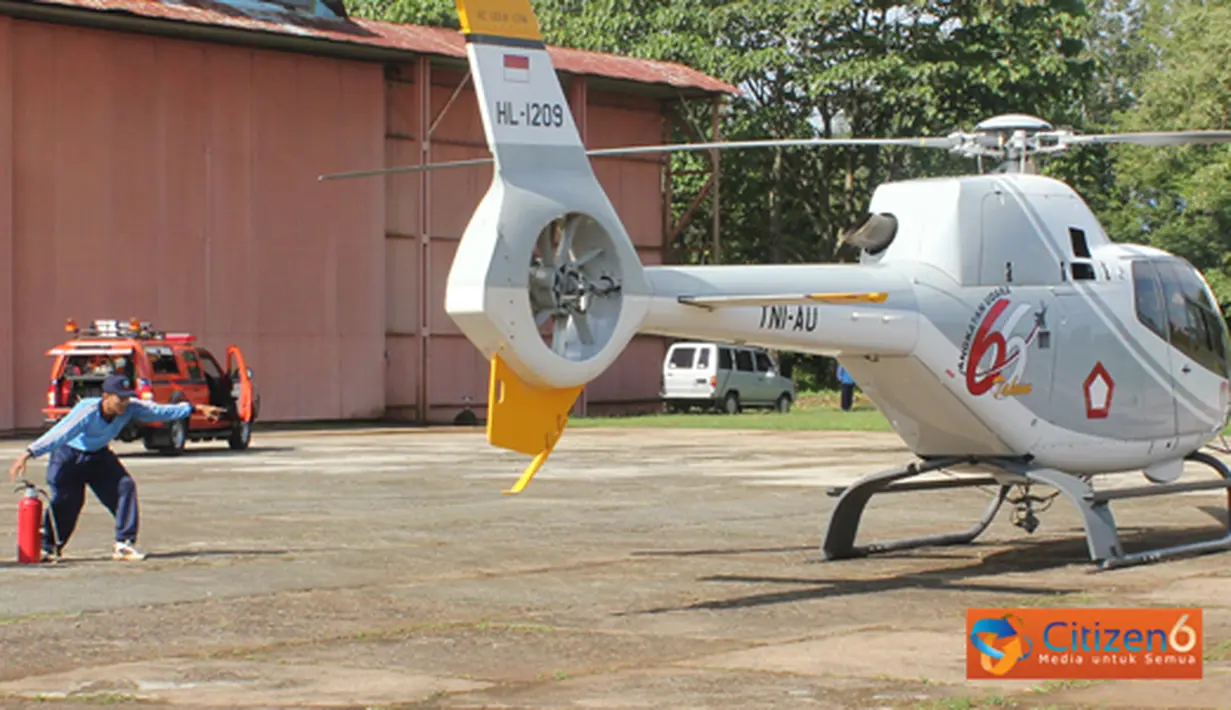 Citizen6, Kalijati: Sebuah Pesawat Helikopter EC 120 Colibri Nomor H-1209 dengan pilot Letkol Pnb Sapuan mendarat darurat di depan Hanggar C Pangkalan TNI AU Suryadarma, Selasa (8/5). (Pengirim: Pentaksdm)
