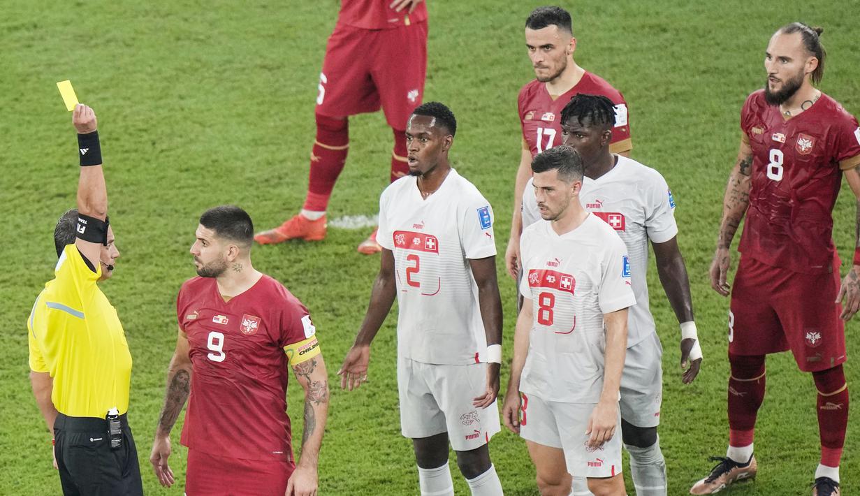 Kedua tim menunjukan permainan keras demi meraih kemenangan. Total ada 11 kartu kuning dikeluarkan wasit. tujuh untuk Serbia dan empat diterima Swiss. (AP/Luca Bruno)