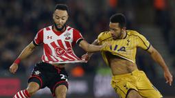 Penyerang Southampton, Nathan Redmond, berebut bola dengan gelandang Tottenham, Mousa Dembele. Pada laga ini Southampton menggunakan formasi 4-3-3, sementara itu tamunya, Tottenham menggunakan skema 4-2-3-1. (Reuters/Matthew Childs)