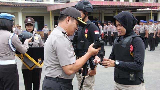 Tim Halilintar Polres Cilacap dipersenjatai lengkap. (Foto: Liputan6.com/Muhamad Ridlo/HNSI)