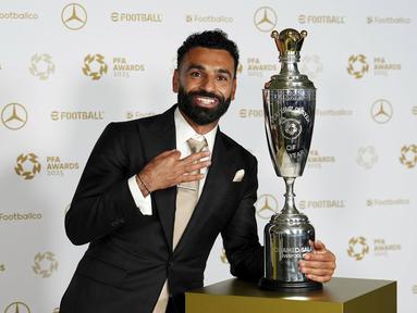 Pemain Liverpool, Mohamed Salah kembali menyabet penghargaan Asosiasi Pemain Profesional (PFA) player of the year musim 2024/2025 untuk ketiga kalinya. (AP Photo/PA/Martin Rickett)
