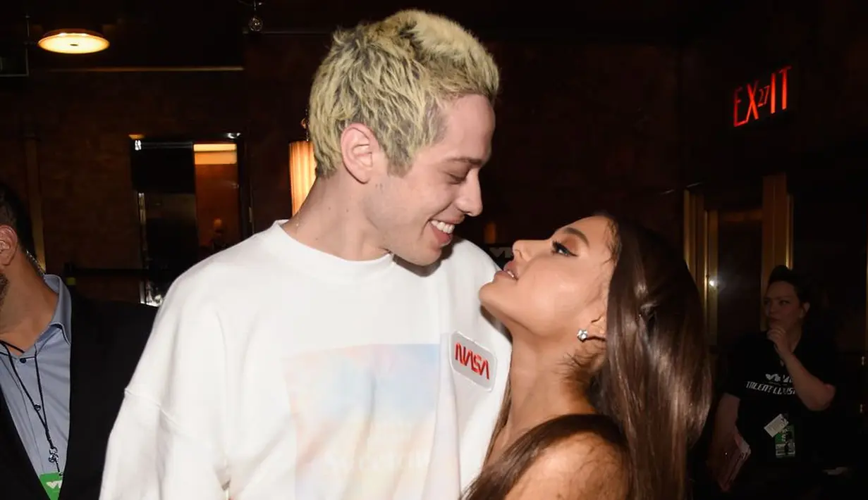 Ariana Grande dan Pete Davidson kini tengah disibukkan dengan persiapan pernikahan mereka. (Kevin Mazur - Cosmopolitan)
