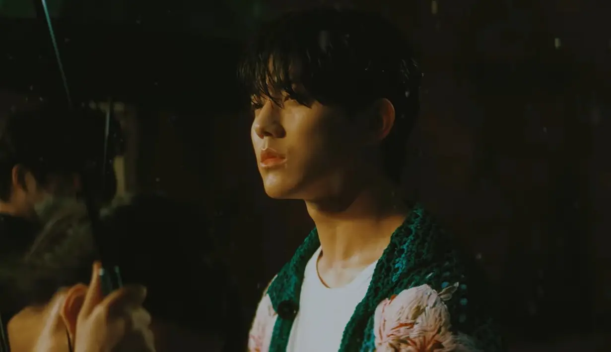 Tak ketinggalan, leader Even of Day yakni Dowoon yang tampil karismatik di video klip tersebut. Berbeda dari pembawaan alaminya yang ceria dan supel, kali ini ia mengedepankan perasaan galau. (JYP Entertainment)