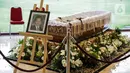 Peti jenazah almarhum Ketua Umum Pengurus Besar Persatuan Atletik Seluruh Indonesia (PB PASI) Bob Hasan terlihat di rumah duka di Jakarta, Selasa (31/3/2020). Bob Hasan meninggal dunia pada usia 89 tahun karena kanker paru-paru. (Liputan6.com/Faizal Fanani)
