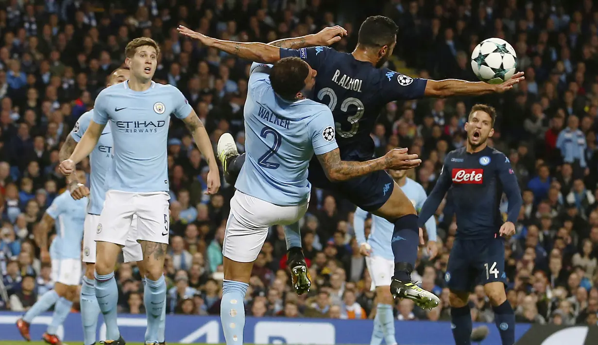 Bek Manchester City, Kyle Walker, berebut bola dengan bek Napoli, Raul Albiol, pada laga Liga Champions di Stadion Etihad, Selasa (17/10/2017). Manchester City menang 2-1 atas Napoli. (AP/Dave Thompson)