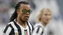 Edgar Davids - Pemain kelahiran Suriname ini merupakan salah satu pesepak bola dengan penampilan paling ikonik di dunia. Mantan bintang Juventus ini tampil dengan gaya rambutnya yang gimbal dikuncir serta kacamata yang selalu melekat di wajahnya. (AFP/Marco Bertorello)