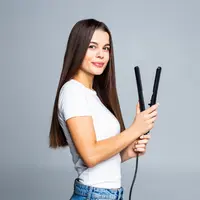 Catokan rambut menjadi andalan bagi para perempuan untuk membuat rambut lebih stylish. (Foto: Freepik/diana.grytsku)