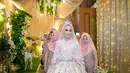 Eks personel Cherrybelle Anisa Rahma mengenakan lace cape ballgown berwarna soft pink dengan veil berhias bunga 3D. [Instagram/anisarahma_12]