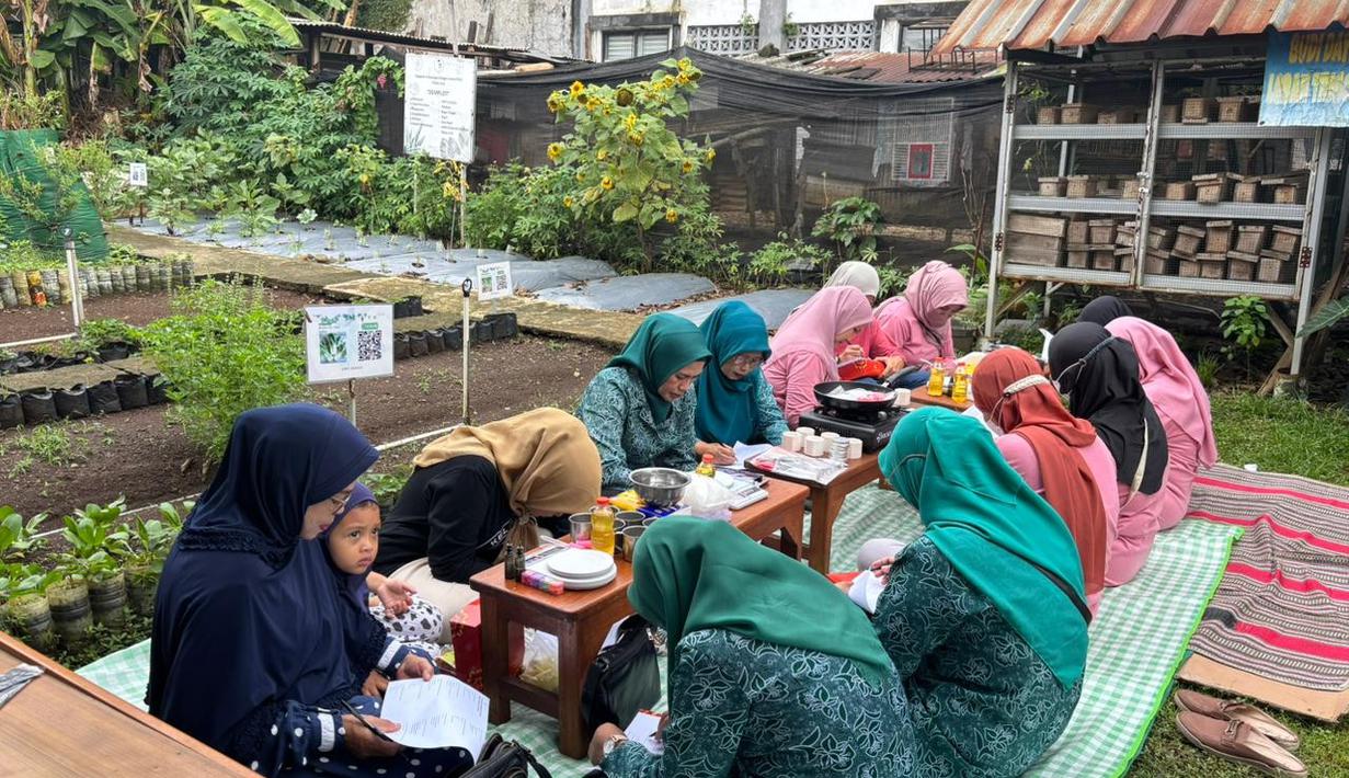 Instruktur menjelaskan tahapan mengolah minyak jelantah menjadi sabun ramah lingkungan. Peserta dibekali teori dan manfaat dari daur ulang limbah minyak goreng rumah tangga. (Adv/BRI Peduli)