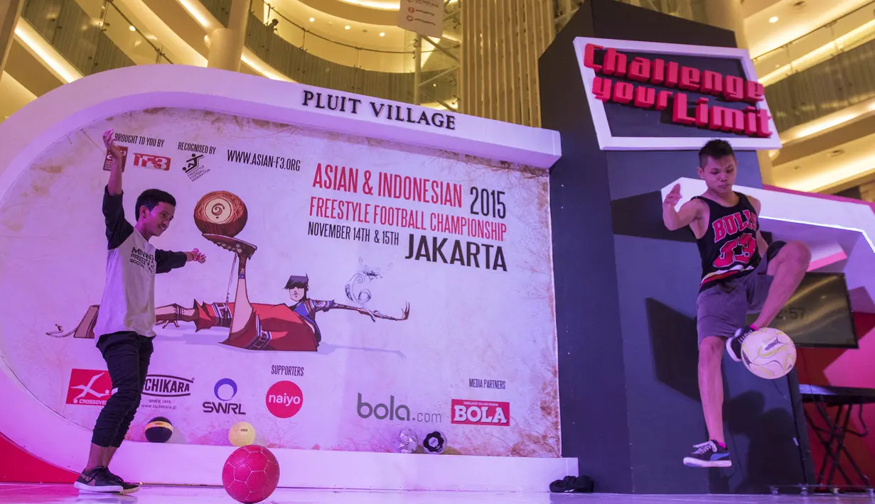 Freestyler, Mathias Andriyadi (kanan) juggling bola sambil lompat pada final Indonesia Freestyle Football Championship 2015 di Mall Pluit Village, Jakarta, Sabtu (14/11/2015). (Bola.com/Vitalis Yogi Trisna)