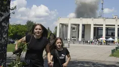 Sebuah keluarga lari dari ledakan setelah serangan roket Rusia di lingkungan perumahan di Pervomaiskyi, wilayah Kharkiv, Ukraina, Selasa, 4 Juli 2023. (AP Photo/Oleksandr Magula)
