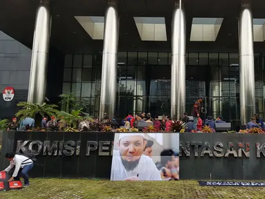 Poster penyidik KPK Novel Bawesdan dipajang di Gedung KPK jelang kedatangannya, Jakarta, Kamis (22/2). Penyidik senior Komisi Pemberantasan Korupsi ( KPK) Novel Baswedan, akan kembali ke Tanah Air. (Liputan6.com/Herman Zakharia)