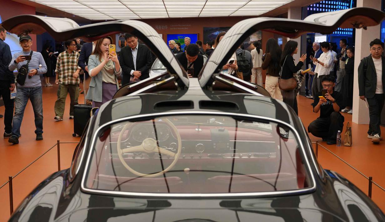 Para pengunjung mengunjungi stan Mercedes-Benz saat gelaran Beijing Auto Show 2026 atau Auto China 2026, Jumat 24 April 2026. (AP Photo/Ng Han Guan)