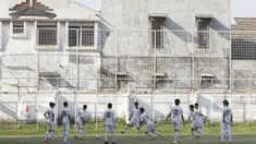 Para pesepak bola muda dari Aji Santoso International Football Academy (ASIFA) melakukan latihan rutin di Malang, Jawa Timur. (Bola.com/Vitalis Yogi Trisna)