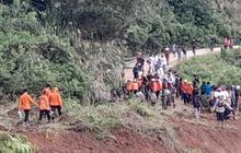 Tanah Longsor Tewaskan 4 Orang dan Putus Jalan di Luwu, Ratusan Polisi Dikerahkan Bantu Evakuasi