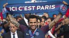 Mantan bek Juventus, Dani Alves, mengangkat syal saat diperkenalkan sebagai pemain baru PSG di Stadion Parc des Princes, Paris, Rabu (12/7/2017). (EPA/Ian Langsdon)