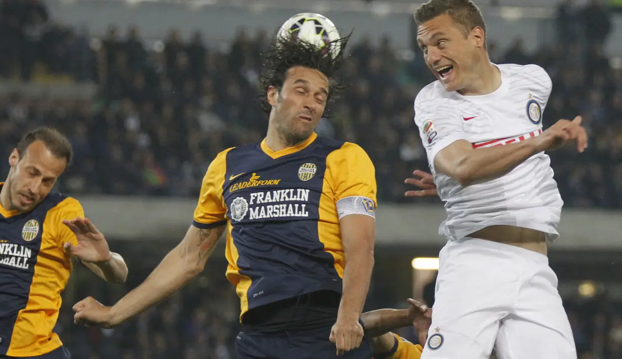 Nemanja Vidic (kanan) berduel di udara dengan striker Hellas Verona, Luca Toni (AP Photo/Felice Calabro')