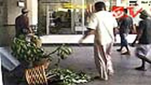 Ratusan Warga Mengamuk di Bandara Pattimura