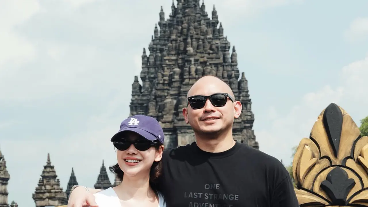 Casual Couple Goals, Gaya Kompak BCL dan Tiko Aryawardhana Tampil Kasual Pakai Kaus saat Liburan ke Prambanan