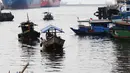 Perahu nelayan membawa penumpang di Tanjung Priok, Jakarta, Senin (17/7). Para nelayan tersebut mengandalakan penyewaan perahu bagi warga Jakarta untuk wisata dan memancing di teluk Jakarta yang berkisar Rp 800 ribu. (Liputan6.com/Angga Yuniar)