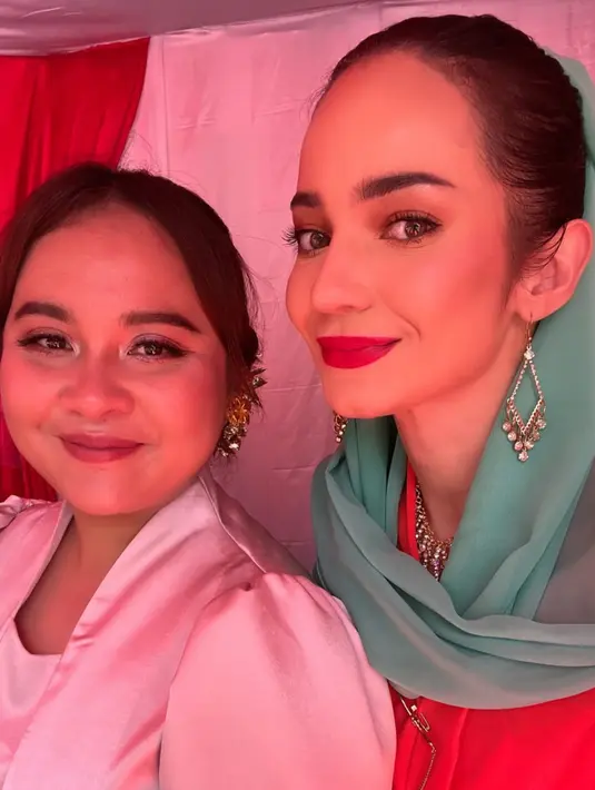 Ia pun melengkapi tampilannya dengan aksesori anting dan dan kalung dari emas [@enzystoria]