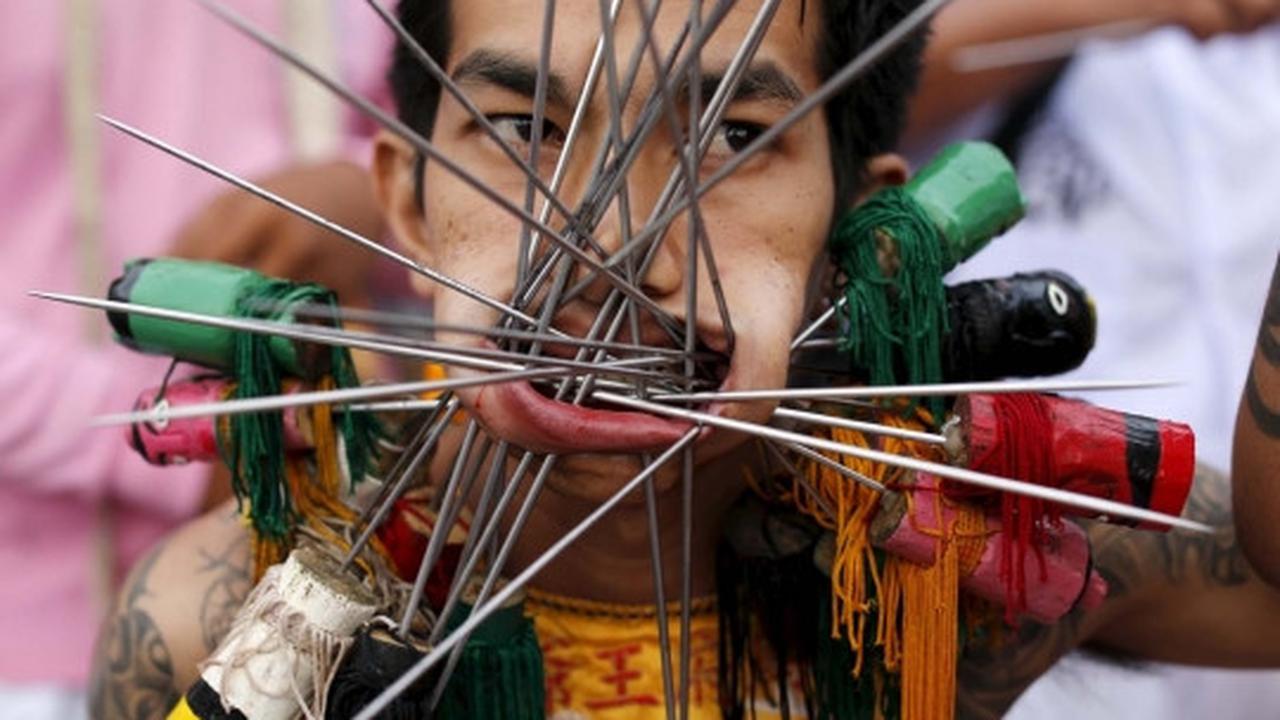 Festival debus ala Thailand ini bikin merinding