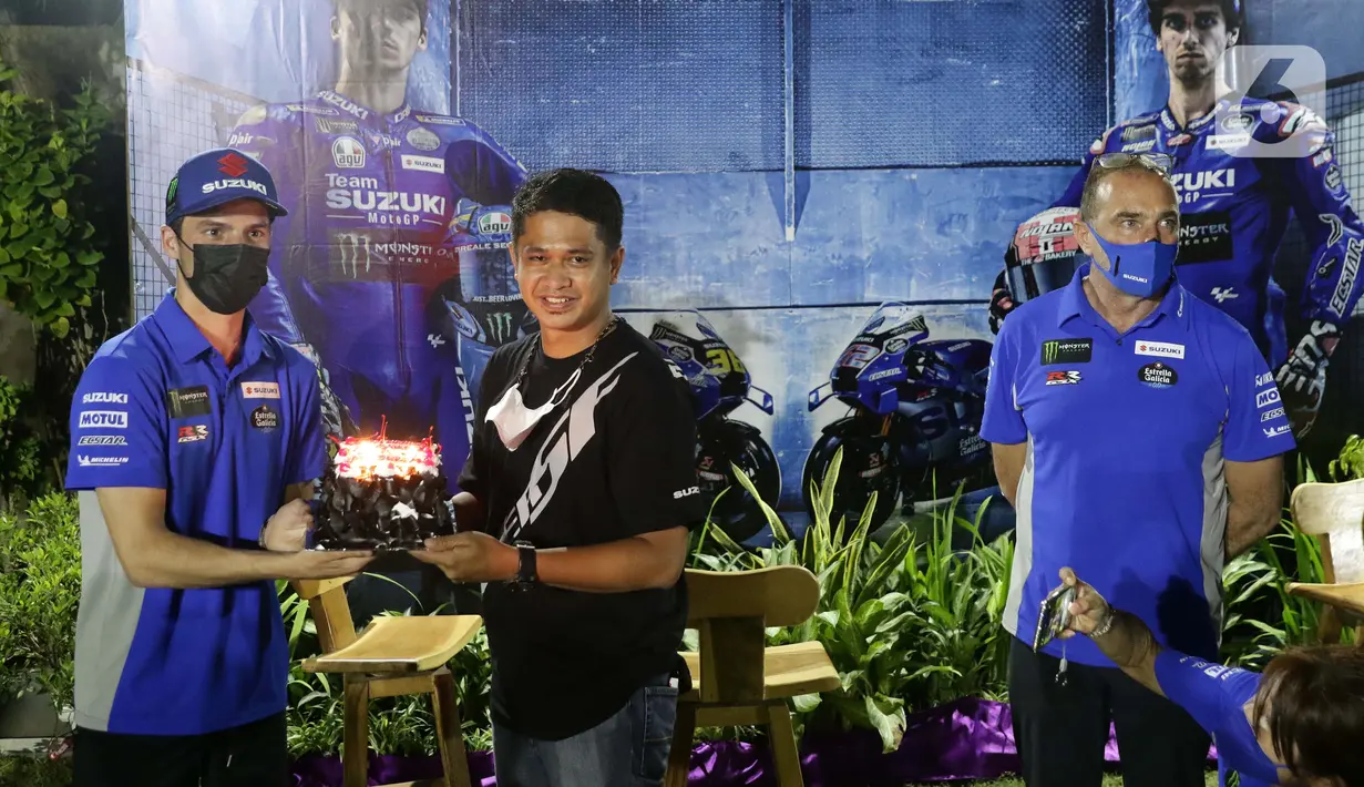 Pembalap Suzuki Ecstar, Joan Mir (kiri) memberi kue ulang tahun kepada pewarta usai Meet and Greet di Kuta Mandalika, NTB, Jumat (18/3/2022). Joan Mir menjawab sejumlah pertanyaan terkait rangkaian Pertamina Grand Prix of Indonesia atau MotoGP Mandalika. (Liputan6.com/Helmi Fithriansyah)