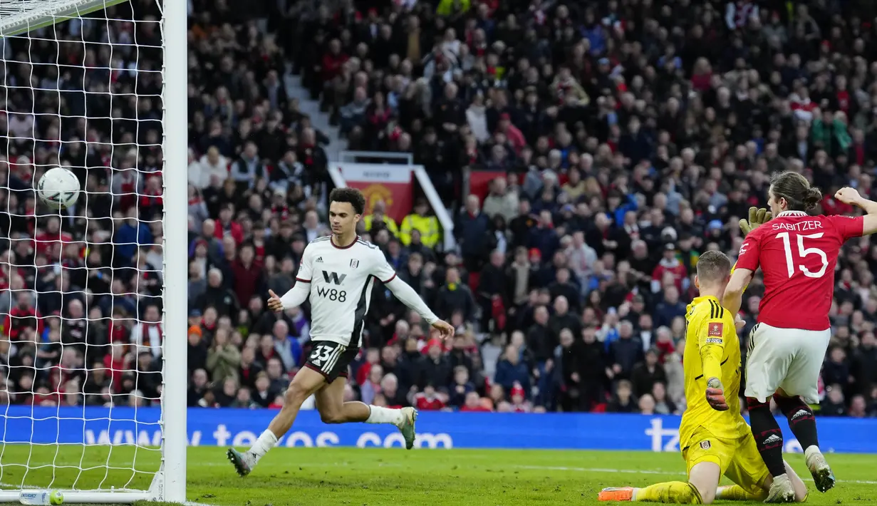 Marcel Sabitzer (kanan) berhasil mengecoh penjaga gawang Fulham, Bernd Leno dan menambah gol untuk Manchester United pada menit ke-77. (AP Photo/Jon Super)