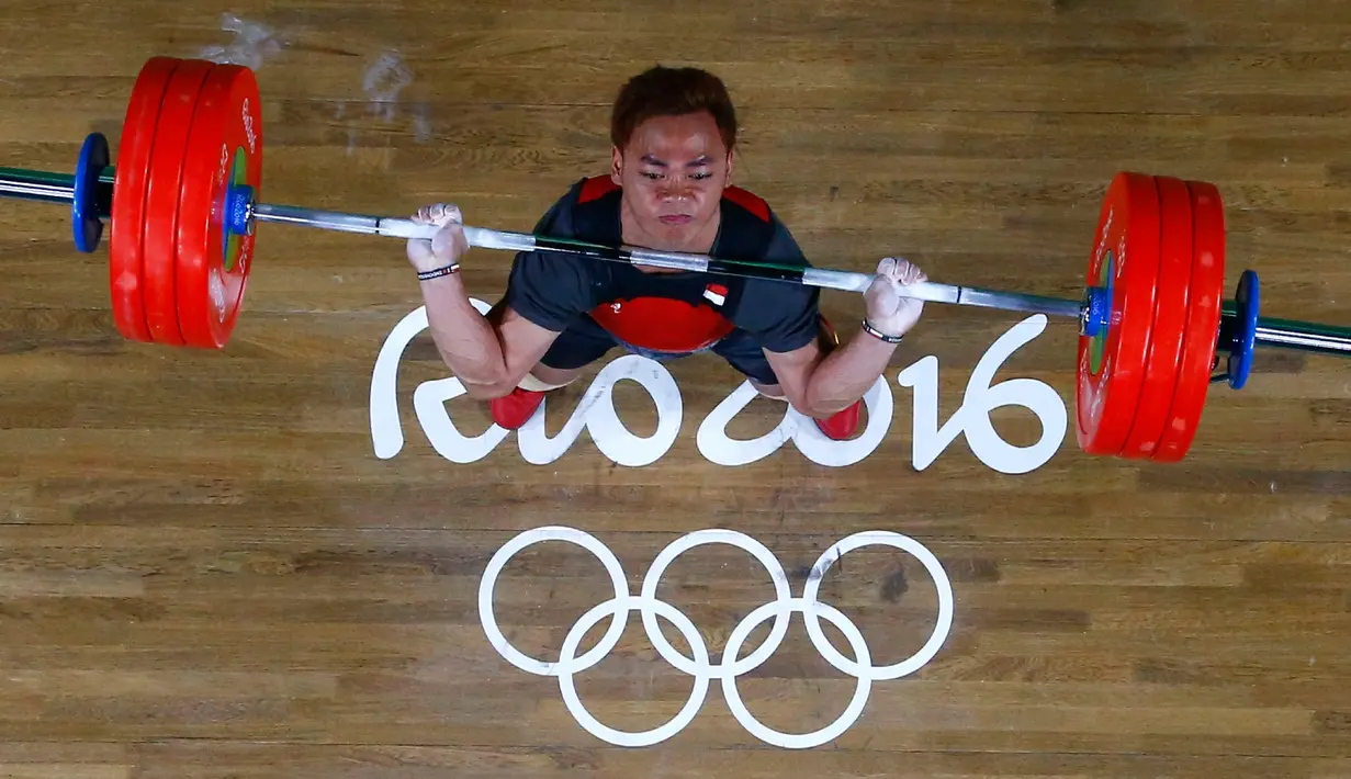 Lifter Indonesia, Eko Yuli Irawan selama kompetisi cabang olahraga angkat besi 62 KG di Olimpiade 2016, Rio De Janeiro, Senin (8/8). Eko Yuli Irawan menyumbangkan medali perak kedua untuk Indonesia. (Stoyan Nenov/POOL/AFP)