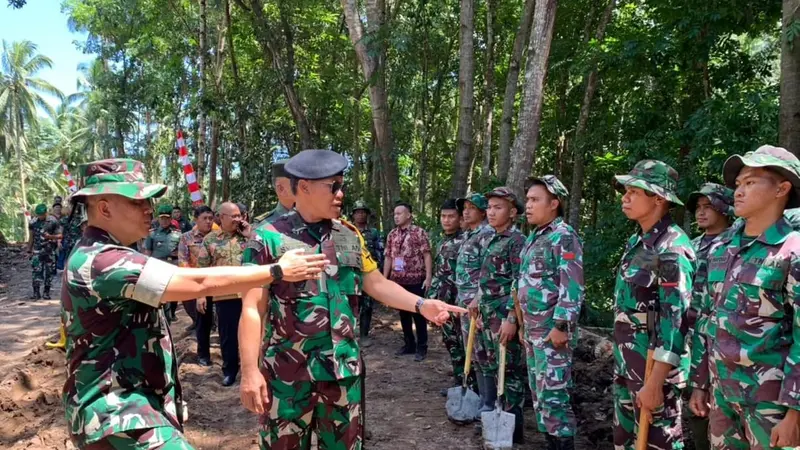 Dandim 1309/Manado Letkol Inf Himawan Teddy Laksono yang selaku Dansatgas TMMD mendampingi Ketua Tim Wasev Mayjen TNI Mochamad Syafei Kasno saat meninjau Kampung Lahendong, Kamis 20/7/2023).