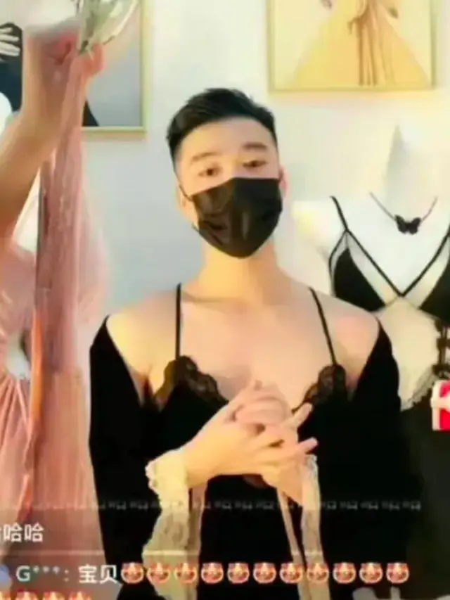 Viral Para Pria di China Jadi Model Pakaian Dalam