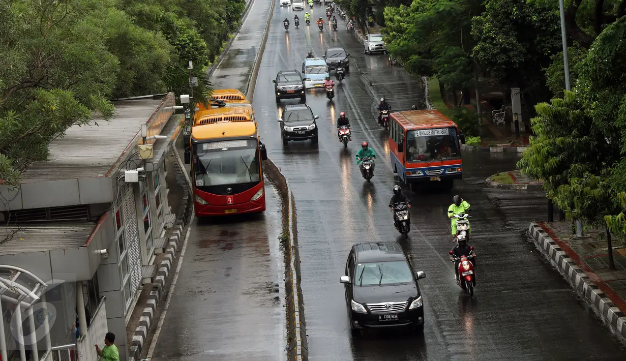 Pengendara melintasi Jalan Gatot Subroto, Jakarta, Jumat (2/12). Terkait aksi super damai 212 yang digelar di kawasan Monas, sejumlah ruas jalan protokol Ibukota terlihat lengang. (Liputan6.com/Helmi Fithriansyah)