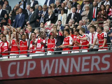 Arsenal merayakan kemenangannya menjuarai Piala FA 2016-2017 di Stadion Wembley, London, Sabtu (27/5). Arsenal mengalahkan Chelsea 2-1 dalam laga final Piala FA 2016-2017. (AP Photo)