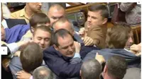 Anggota parlemen Ukraina saling pukul. (Independent.co.uk)