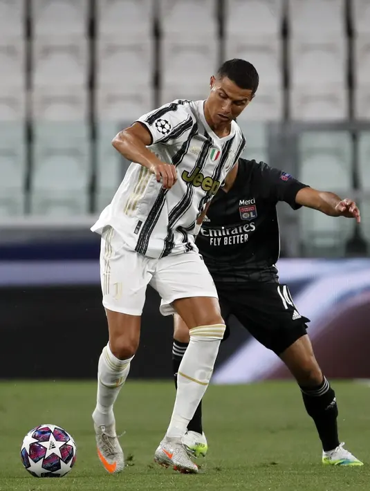 Penyerang Juventus, Cristiano Ronaldo mengontrol bola saat bertanding melawan Lyon pada leg kedua babak 16 besar Liga Champions di Allianz stadium, Turin, Italia (7/8/2020). Juventus menang 2-1 atas Lyon, namun tersingkir dari Liga Champions setelah aggregat skor 2-2. (AP Photo/Antonio Calanni)
