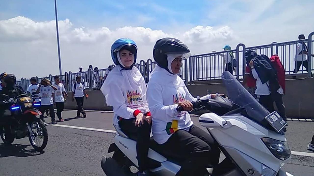 Khofifah Rela Membonceng Arumi untuk Menembus Kemacetan dengan Mengendarai Sepeda Motor