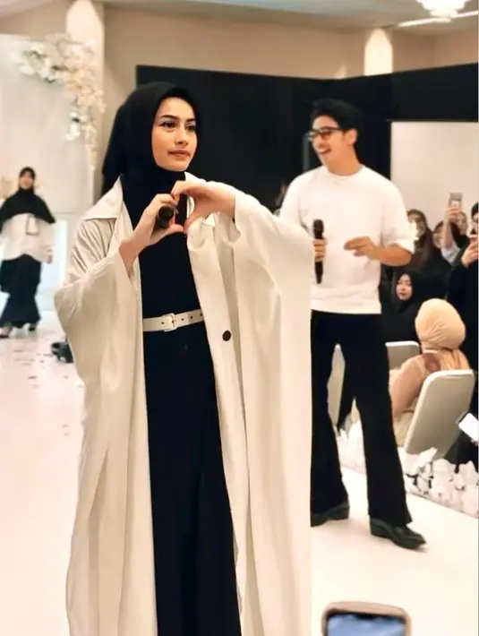 Penampilannya dilengkapi dengan hijab segi empat warna hitam yang membuat penampilannya kian menawan. [IG: @sintyamarisca].