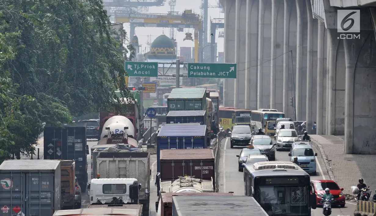 Kemacetan arus kendaraan saat melintas di Jalan Yos Sudarso arah Pelabuhan Tanjung Priok, Jakarta, Kamis (12/7). Kemacetan disebabkan mahalnya tarif tol pelabuhan yang mencapai Rp 45 ribu sehingga sopir memilih jalan bawah. (Merdeka.com/Iqbal S. Nugroho)