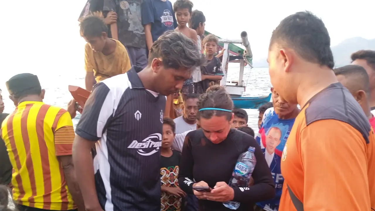 Proses pencarian dan evakuasi penyelam di Sikka NTT