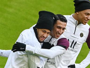 Pemain Paris Saint-Germain (PSG), Neymar, Angel Di Maria dan Kylian Mbappe, tampak bercanda saat sesi latihan jelang laga perempat Liga Champions di Munich, Jerman, Rabu (7/4/2021). PSG akan berhadapan dengan Bayern Munchen. (AFP/Christof Stache)