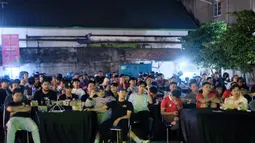 Acara nobar derbi Manchester yang digelar di Kopi Katje, Jambi, Minggu (29/10/2023) malam WIB berlangsung meriah karena dihadiri ratusan orang dari kedua komunitas ternama. Mereka terus memberikan dukungan yang meriah sepanjang pertandingan kepada Manchester United dan Manchester City. (Istimewa)