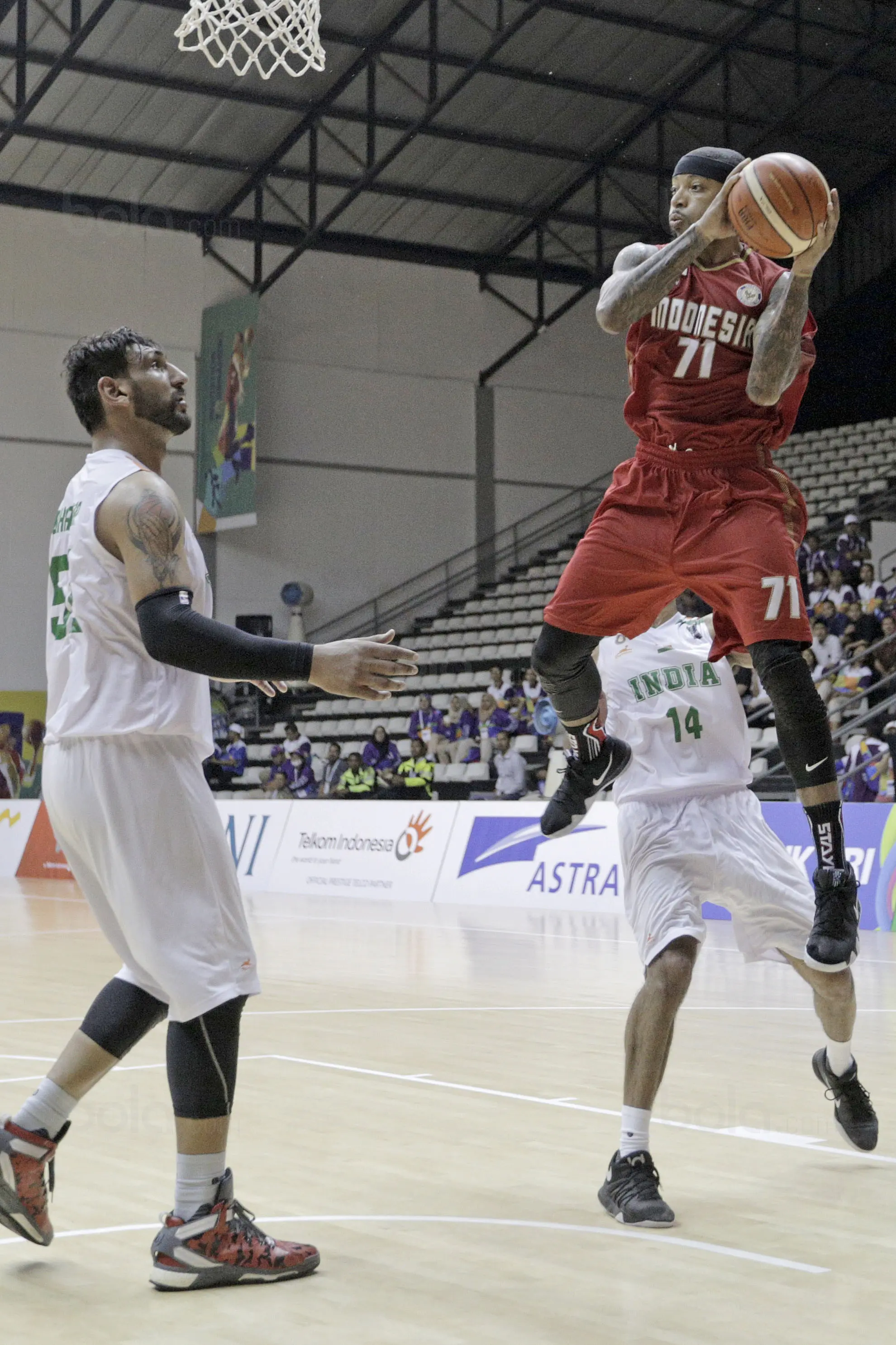 Jamarr Johnson (kanan) memenangakan duel saat melawan India di penyisihan grup A cabang basket pada turnamen invitasi sebagai ajang test event Asian Games 2018 di Hall Basket Senayan Jumat (9/2/2018) (Bola.com/Peksi Cahyo)